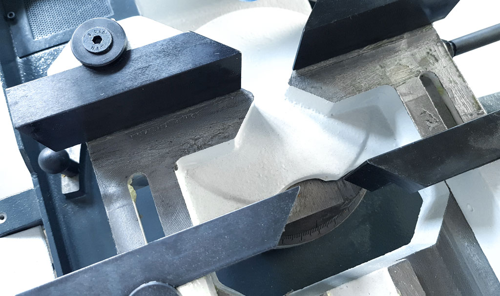 MACC NEW 315 EDV - Upnutie materi&aacute;lu - robustn&yacute; zver&aacute;k